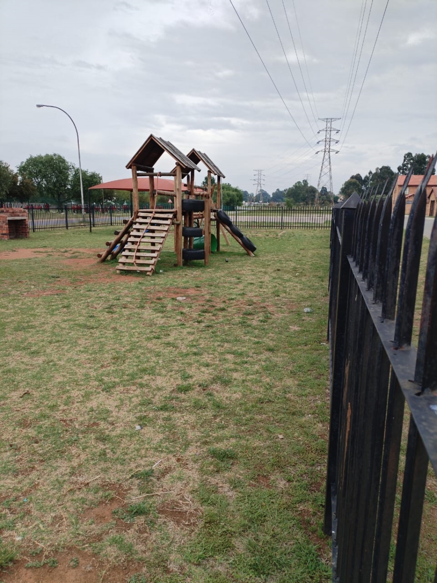 To Let 1 Bedroom Property for Rent in Crystal Park Gauteng