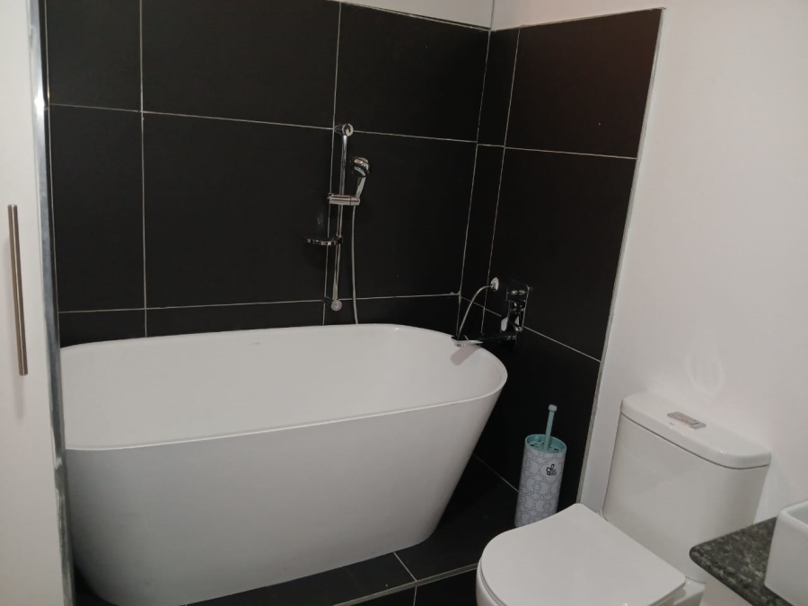 To Let 2 Bedroom Property for Rent in Sandhurst Gauteng