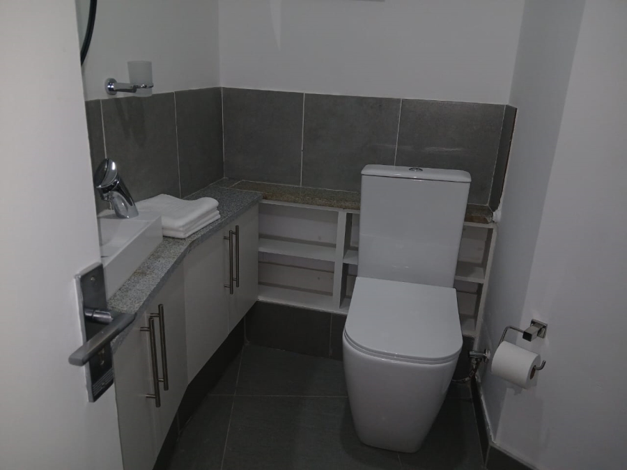 To Let 2 Bedroom Property for Rent in Sandhurst Gauteng