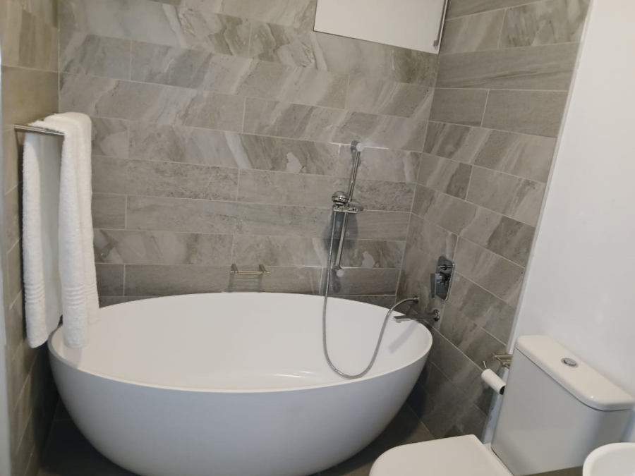 To Let 2 Bedroom Property for Rent in Sandhurst Gauteng