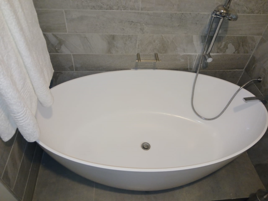 To Let 2 Bedroom Property for Rent in Sandhurst Gauteng