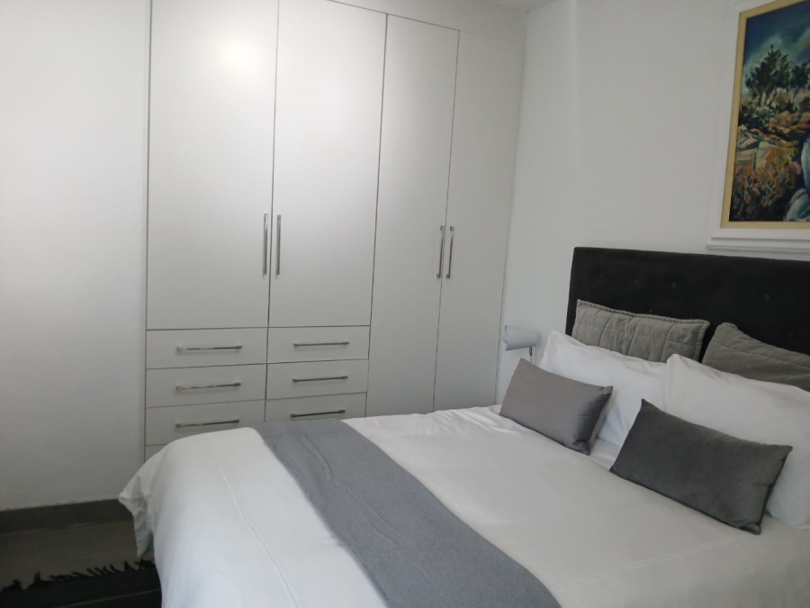 To Let 2 Bedroom Property for Rent in Sandhurst Gauteng