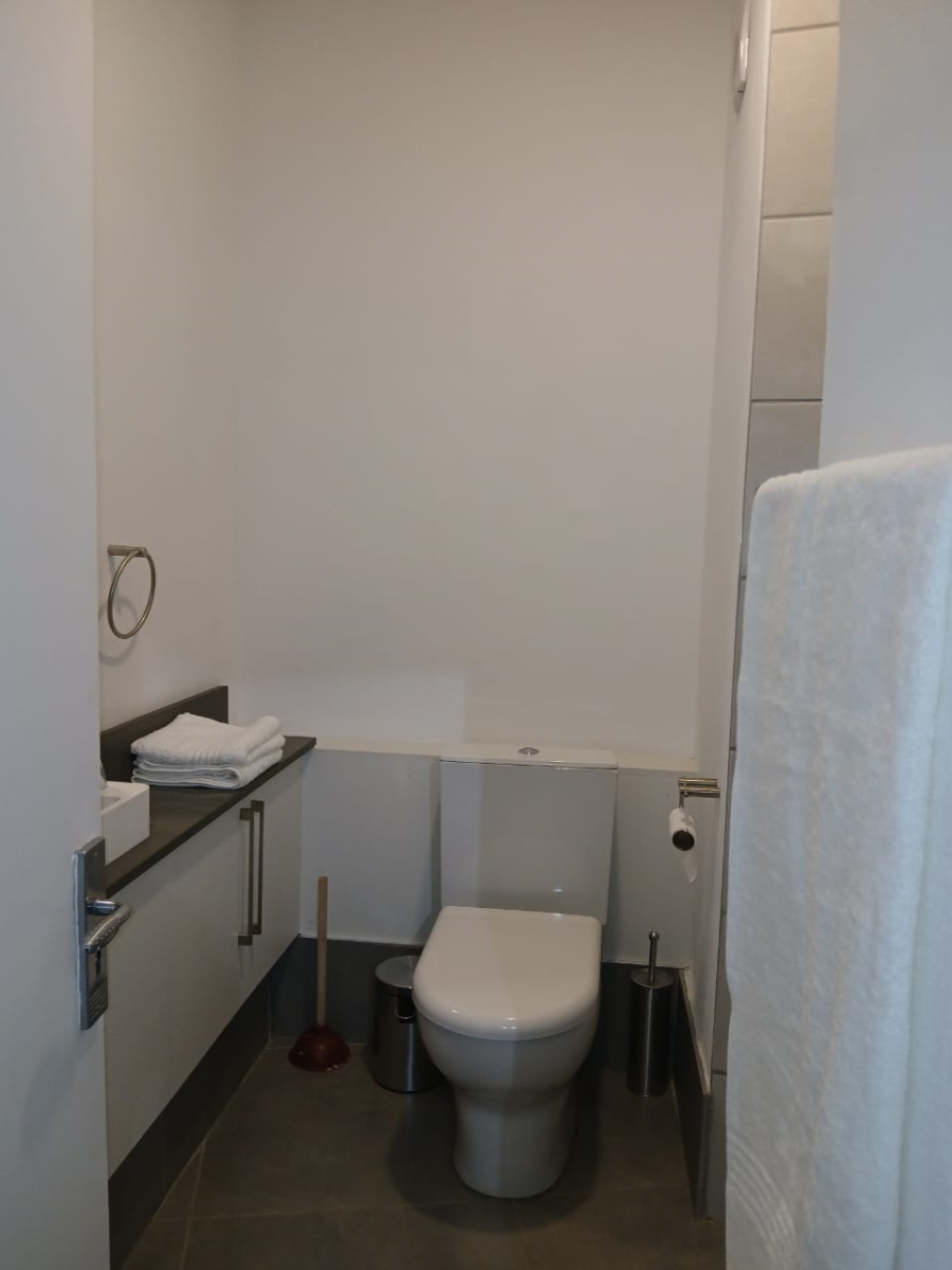 To Let 2 Bedroom Property for Rent in Sandhurst Gauteng