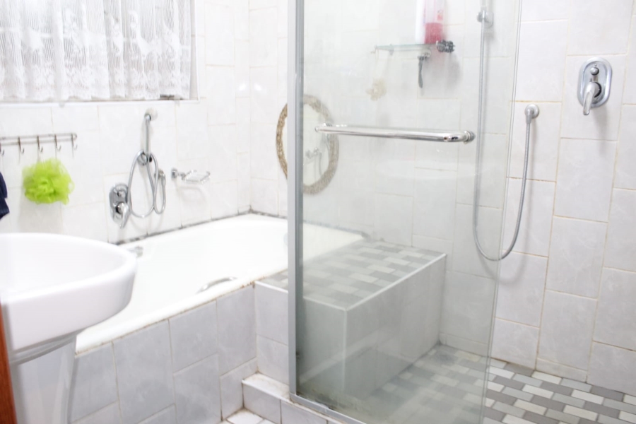 5 Bedroom Property for Sale in East Lynne Gauteng