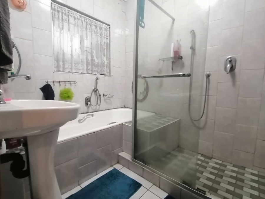 5 Bedroom Property for Sale in East Lynne Gauteng