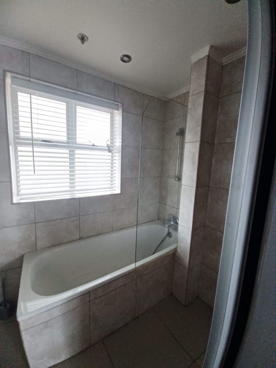 1 Bedroom Property for Sale in Sandhurst Gauteng