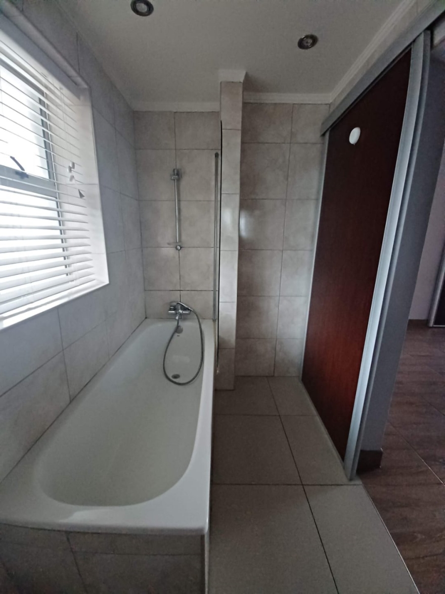 1 Bedroom Property for Sale in Sandhurst Gauteng