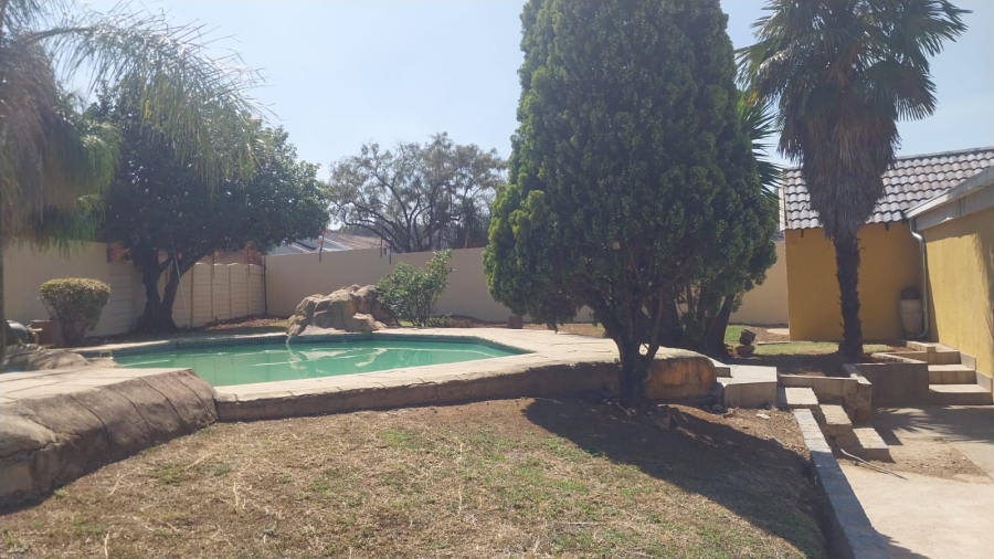 4 Bedroom Property for Sale in Mulbarton Gauteng