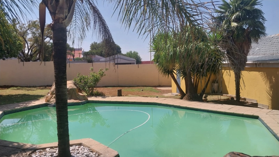 4 Bedroom Property for Sale in Mulbarton Gauteng