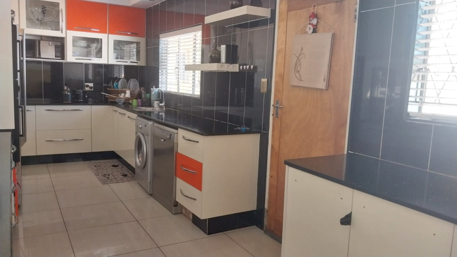 4 Bedroom Property for Sale in Mulbarton Gauteng