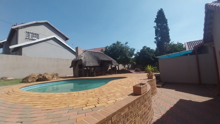 3 Bedroom Property for Sale in Mulbarton Gauteng