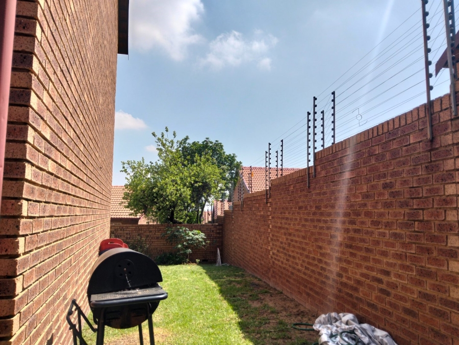 2 Bedroom Property for Sale in The Reeds Gauteng