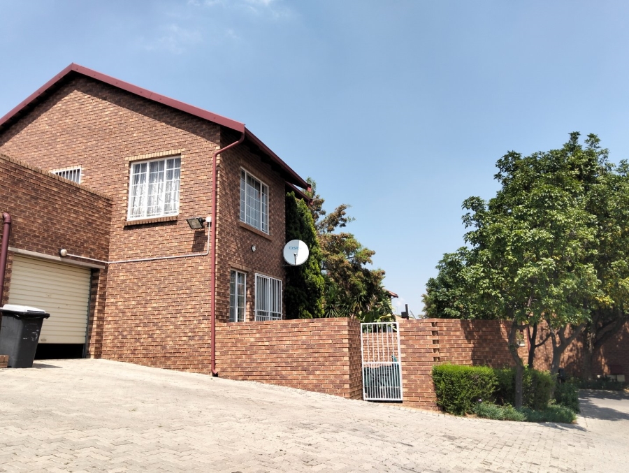 2 Bedroom Property for Sale in The Reeds Gauteng