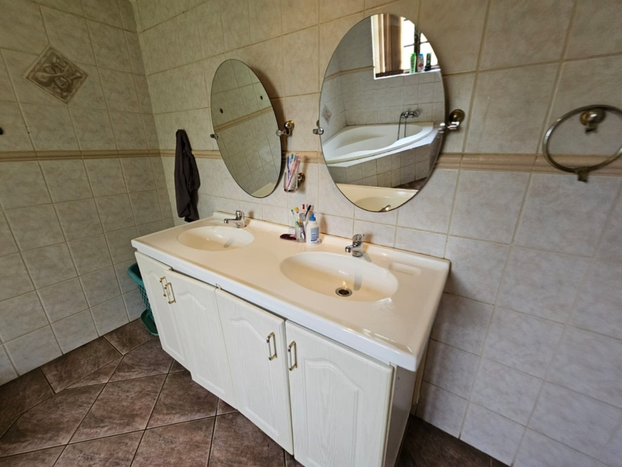 To Let 4 Bedroom Property for Rent in Raslouw Gauteng