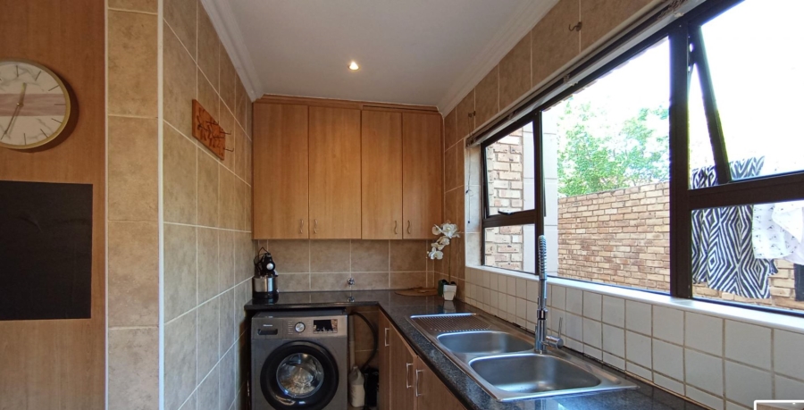 5 Bedroom Property for Sale in Beverley Gauteng