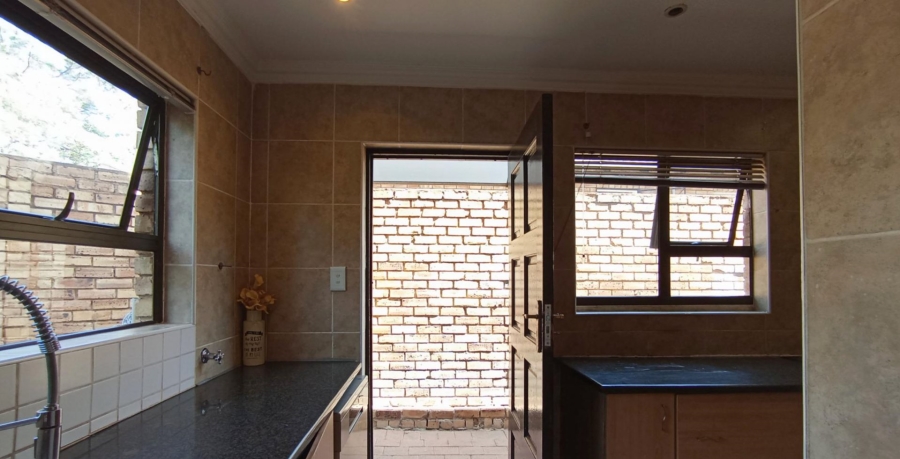 5 Bedroom Property for Sale in Beverley Gauteng