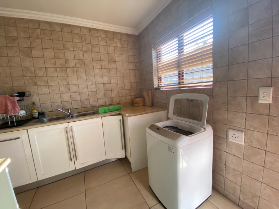 To Let 4 Bedroom Property for Rent in Lakefield Gauteng