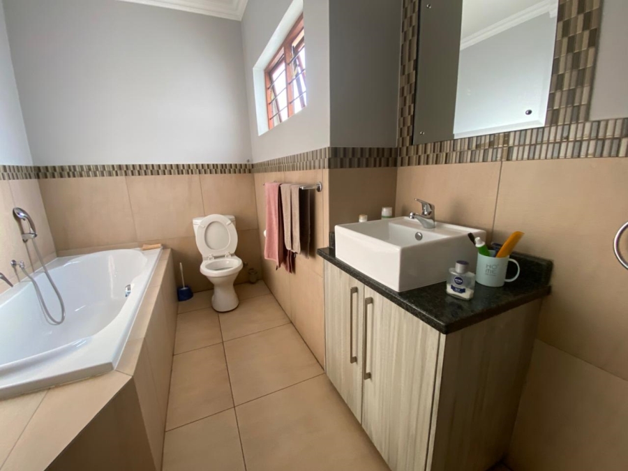 To Let 4 Bedroom Property for Rent in Lakefield Gauteng