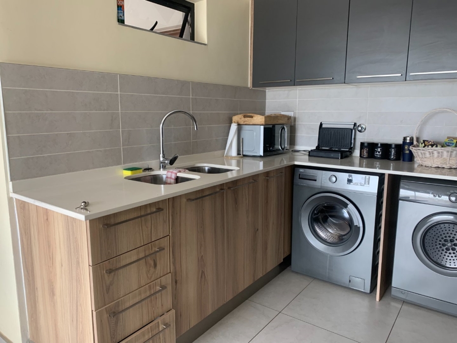 To Let 1 Bedroom Property for Rent in Glen Marais Gauteng