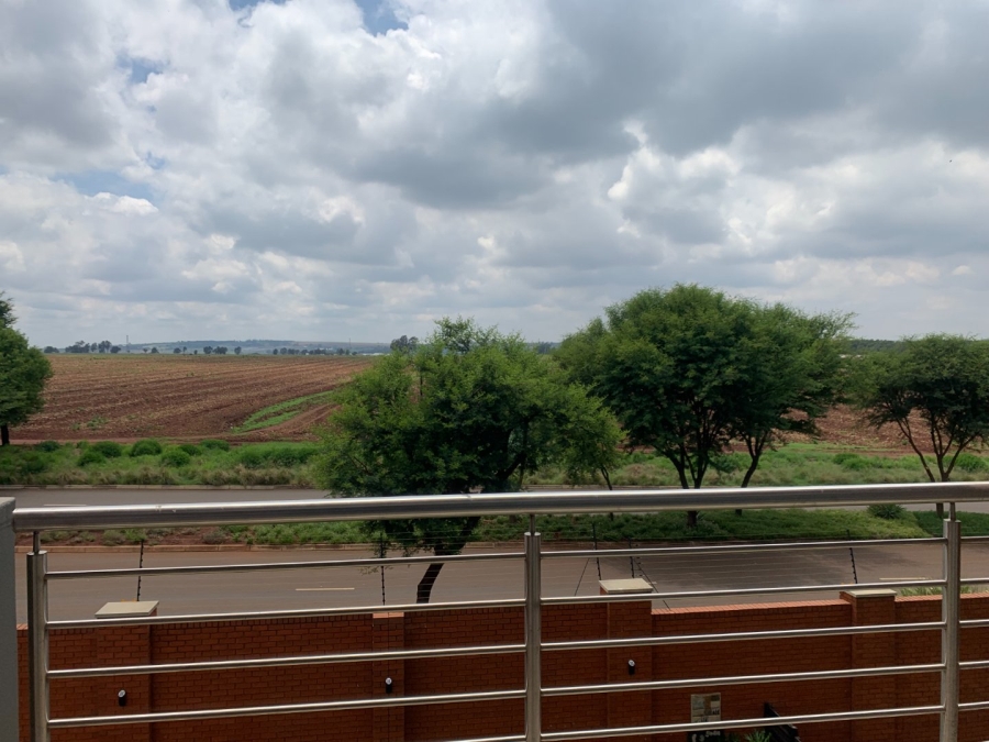 To Let 1 Bedroom Property for Rent in Glen Marais Gauteng