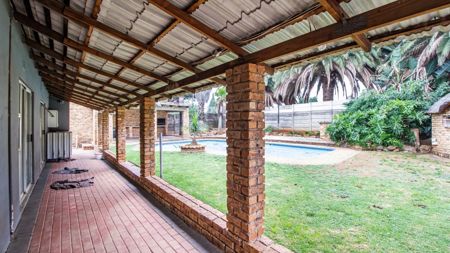 5 Bedroom Property for Sale in Bonaero Park Gauteng