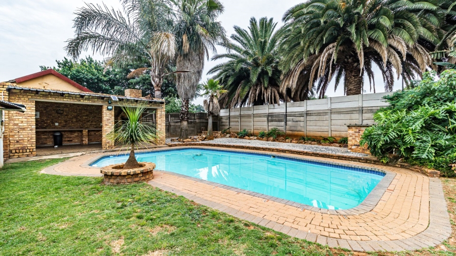 5 Bedroom Property for Sale in Bonaero Park Gauteng