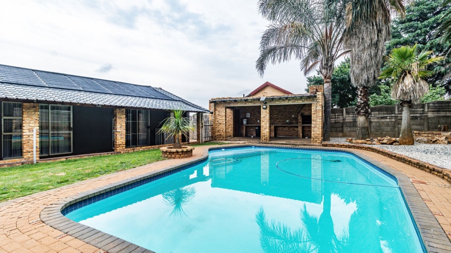 5 Bedroom Property for Sale in Bonaero Park Gauteng