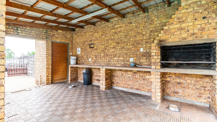 5 Bedroom Property for Sale in Bonaero Park Gauteng