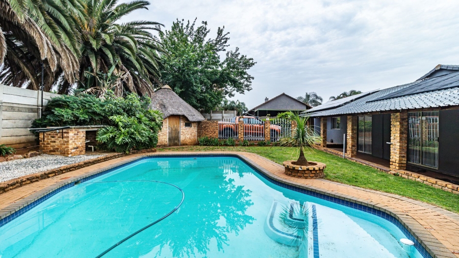 5 Bedroom Property for Sale in Bonaero Park Gauteng