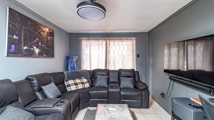 5 Bedroom Property for Sale in Bonaero Park Gauteng