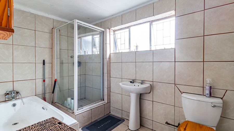 5 Bedroom Property for Sale in Bonaero Park Gauteng