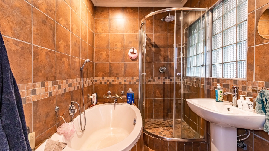 5 Bedroom Property for Sale in Bonaero Park Gauteng