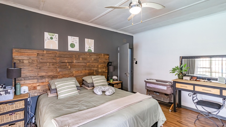 5 Bedroom Property for Sale in Bonaero Park Gauteng