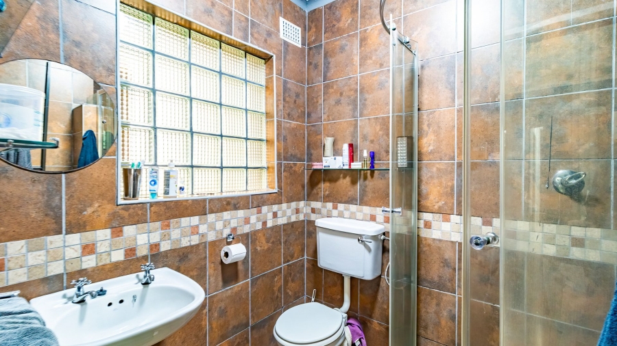 5 Bedroom Property for Sale in Bonaero Park Gauteng