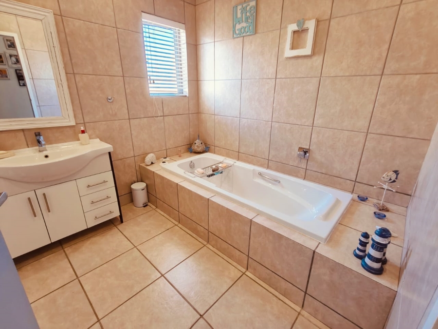 4 Bedroom Property for Sale in Vaal Marina Gauteng