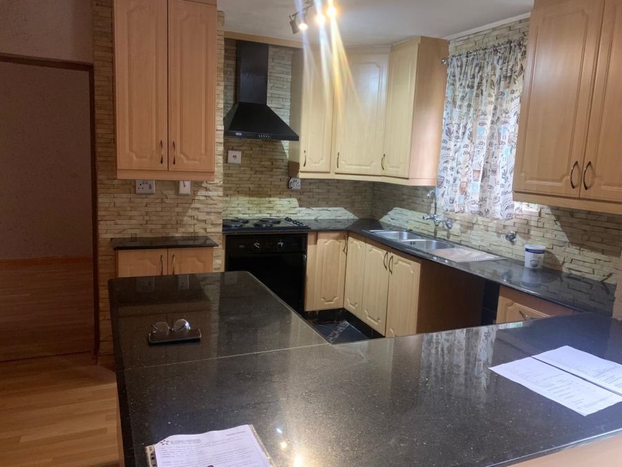 To Let 2 Bedroom Property for Rent in Bassonia Rock Gauteng