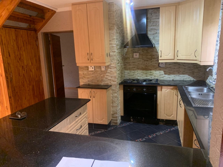 To Let 2 Bedroom Property for Rent in Bassonia Rock Gauteng