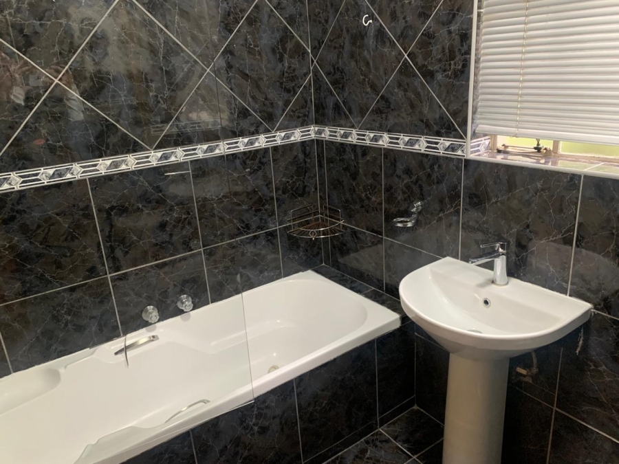 To Let 2 Bedroom Property for Rent in Bassonia Rock Gauteng