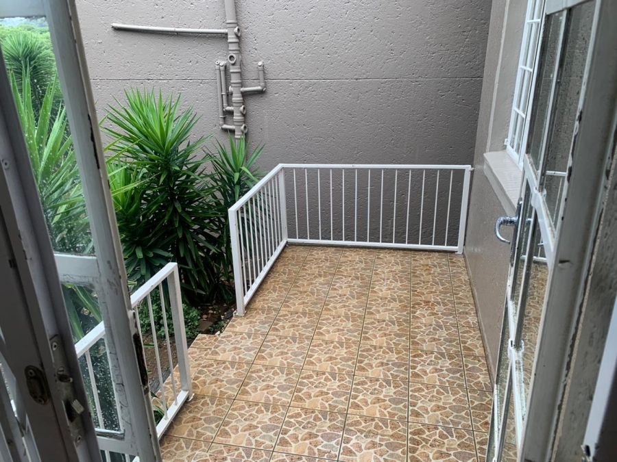 To Let 2 Bedroom Property for Rent in Bassonia Rock Gauteng