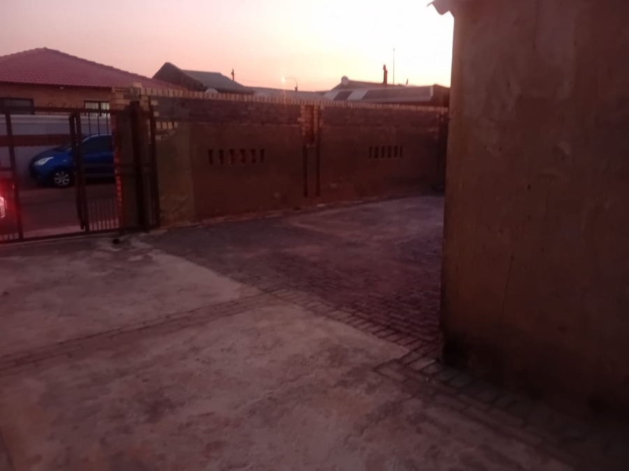 To Let 1 Bedroom Property for Rent in Dhlamini Gauteng