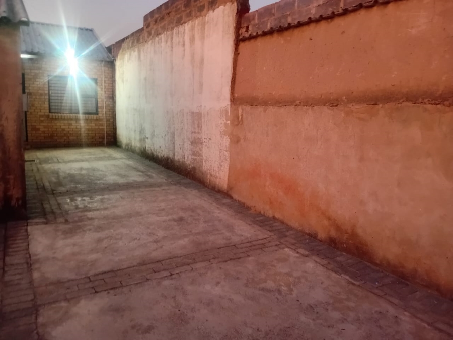 To Let 1 Bedroom Property for Rent in Dhlamini Gauteng