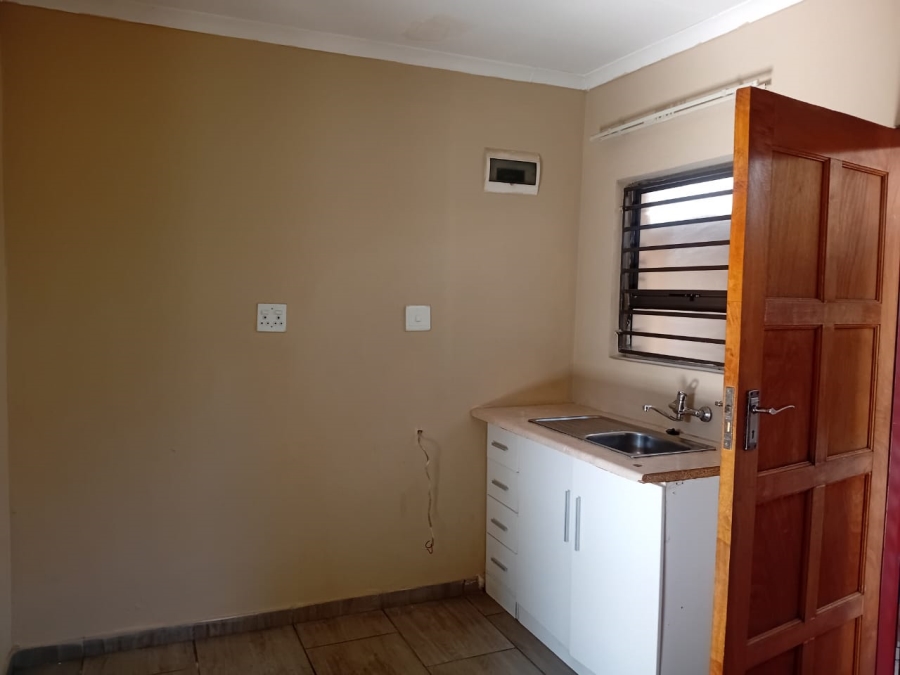 To Let 1 Bedroom Property for Rent in Dhlamini Gauteng