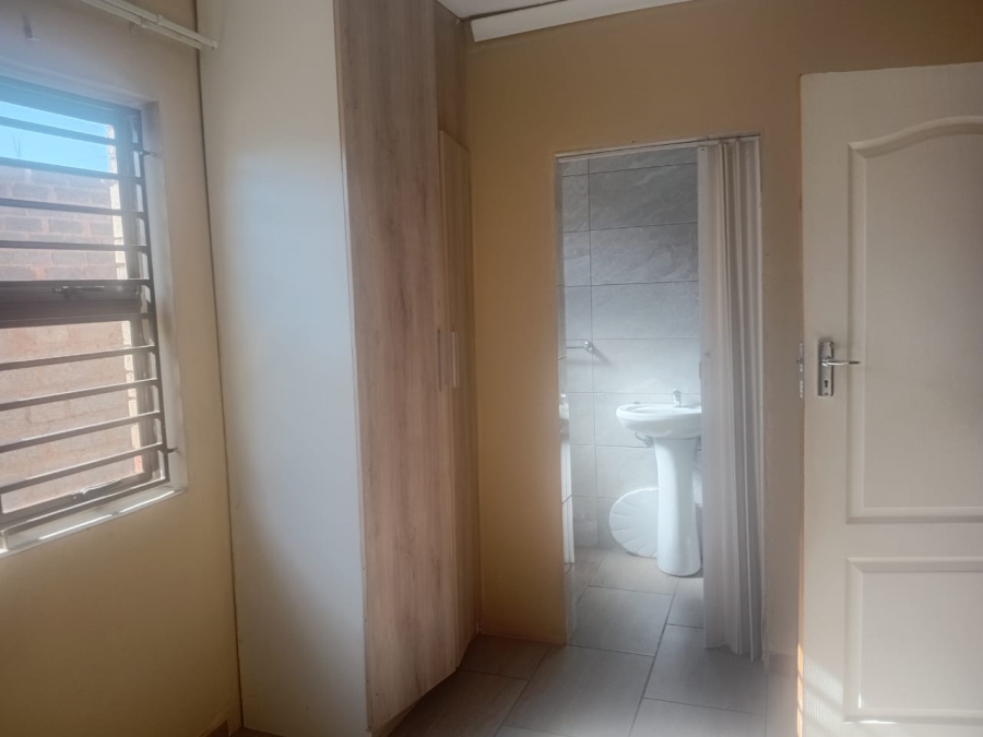 To Let 1 Bedroom Property for Rent in Dhlamini Gauteng