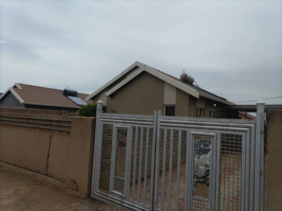 To Let 3 Bedroom Property for Rent in Rosslyn Gauteng