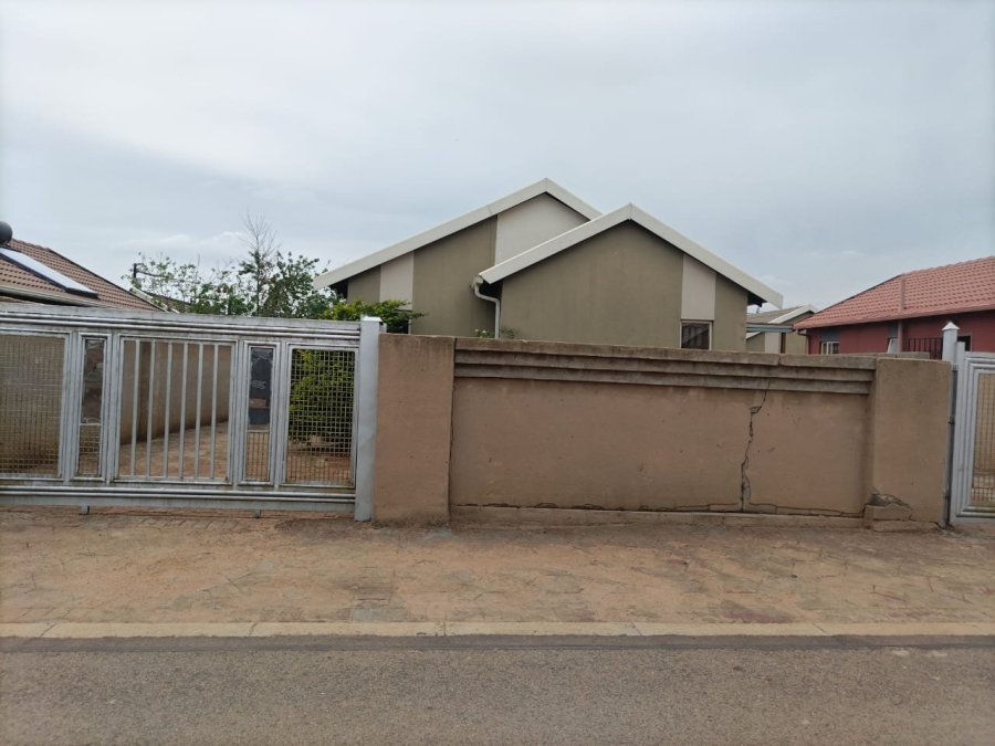 To Let 3 Bedroom Property for Rent in Rosslyn Gauteng