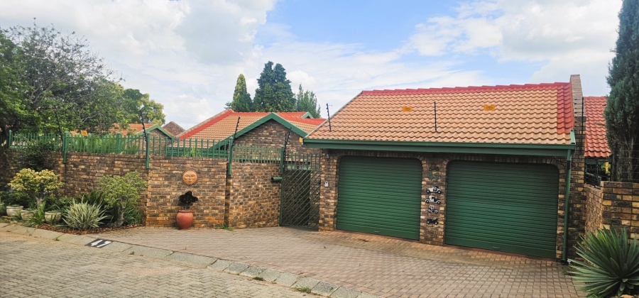 3 Bedroom Property for Sale in Die Hoewes Gauteng