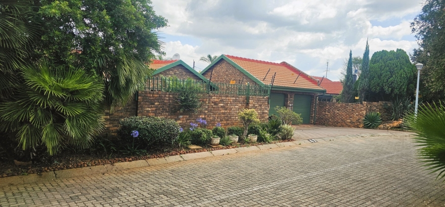 3 Bedroom Property for Sale in Die Hoewes Gauteng