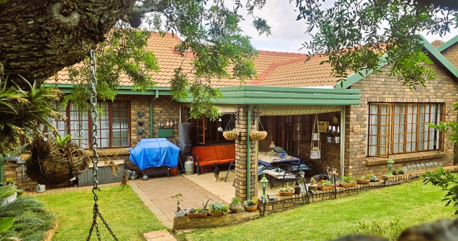 3 Bedroom Property for Sale in Die Hoewes Gauteng
