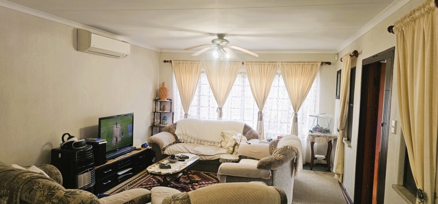 3 Bedroom Property for Sale in Die Hoewes Gauteng