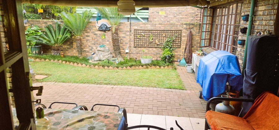 3 Bedroom Property for Sale in Die Hoewes Gauteng